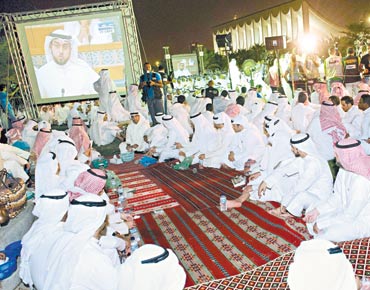 الكويت: المحكمة الدستورية ترفض طعن الحكومة الكويتية على قانون الانتخابات ، صحيفة الخليج - 2012 الكويت: المحكمة الدستورية ترفض طعن الحكومة الكويتية على قانون الانتخابات ، صحيفة الخليج - 2012