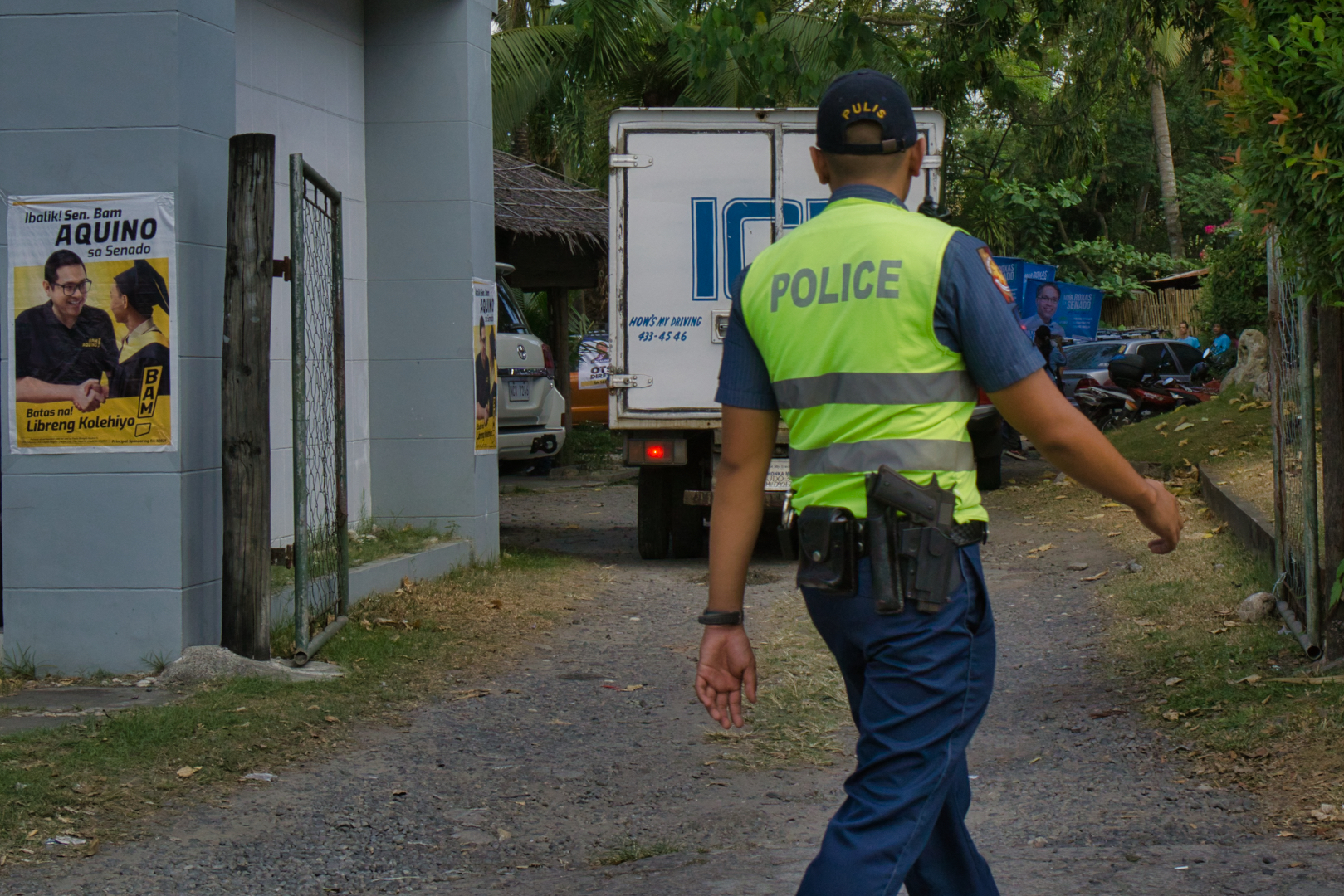 Police officer in the Philippines (photo credit: Brian Evans/flickr) Police officer in the Philippines (photo credit: Brian Evans/flickr)