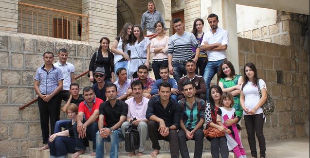أعضاء مجموعة كلنا مواطنون خلال زيارة لمعبد لالش، وهو موقع قديم مقدس لدى اليزيديين في كردستان. تضمنت الزيارة جولة في المعبد وورشة عمل حول الأقليات المختلفة التي تعيش في العراق © منظمة باكس أعضاء مجموعة كلنا مواطنون خلال زيارة لمعبد لالش، وهو موقع قديم مقدس لدى اليزيديين في كردستان. تضمنت الزيارة جولة في المعبد وورشة عمل حول الأقليات المختلفة التي تعيش في العراق © منظمة باكس