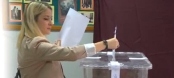 A woman casts her vote in the referendum (photo credit: The Sofia Globe) A woman casts her vote in the referendum (photo credit: The Sofia Globe)