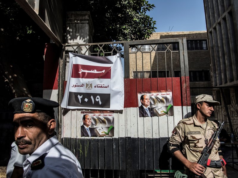 Egyptian soldier and policeman guarding a polling station (photo credit: Khaled Desouki /AFP/Getty Images) Egyptian soldier and policeman guarding a polling station (photo credit: Khaled Desouki /AFP/Getty Images)