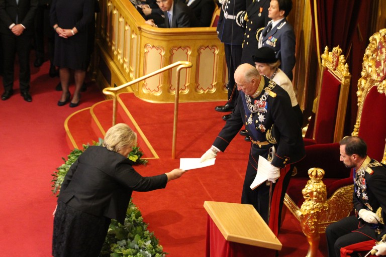 Prime Minister Solberg gives the king the speech of the throne. (photo credit: Oskar Aanmoen) Prime Minister Solberg gives the king the speech of the throne. (photo credit: Oskar Aanmoen)