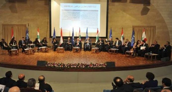 ممثلو الكتل النيايبة والمجلس الدستوري وأساتذة الجامعة وطلاب الحقوق خلال النقاش ممثلو الكتل النيايبة والمجلس الدستوري وأساتذة الجامعة وطلاب الحقوق خلال النقاش