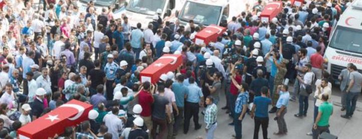 أكراد من دياربكر في جنازة ضحايا عملية تفجير (أ.ف.ب)