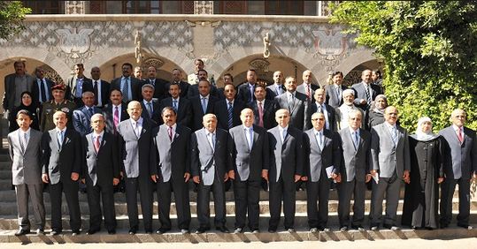 الحكومـة اليمنيـة تـؤدي اليميـن الدستورية بحضور وزراء من حزب صالح الحكومـة اليمنيـة تـؤدي اليميـن الدستورية بحضور وزراء من حزب صالح