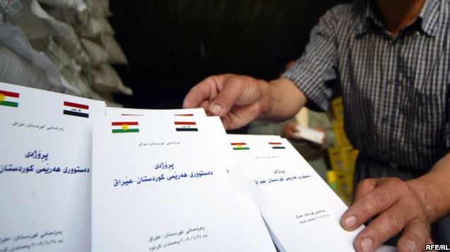 رجل يعرض نسخاً من مسودة دستور إقليم كردستان رجل يعرض نسخاً من مسودة دستور إقليم كردستان