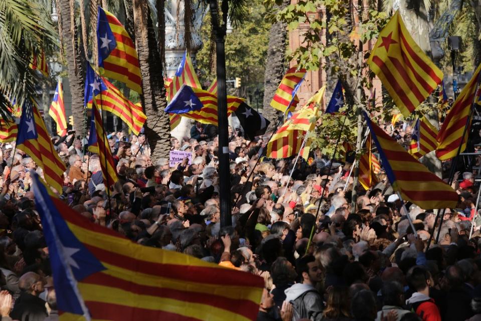 People wave "Estaladas" (pro-independence flags) outside the Superior Court of Catalonia on October 15, 2015 in Barcelona (photo credit: AFP /Pau Barrena) People wave "Estaladas" (pro-independence flags) outside the Superior Court of Catalonia on October 15, 2015 in Barcelona (photo credit: AFP /Pau Barrena)