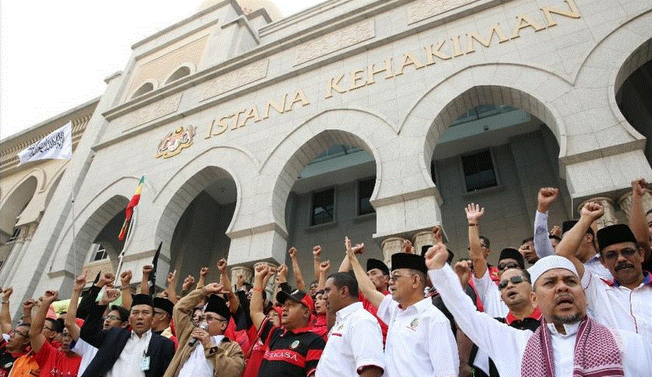 Muslims gather at the Federal Court in Putrajaya in this March 5, 2014 file picture. 25 influential Malays yesterday called on the federal government to review Shariah criminal offenses. — Picture by Saw Siow Feng Muslims gather at the Federal Court in Putrajaya. Picture by Saw Siow Feng