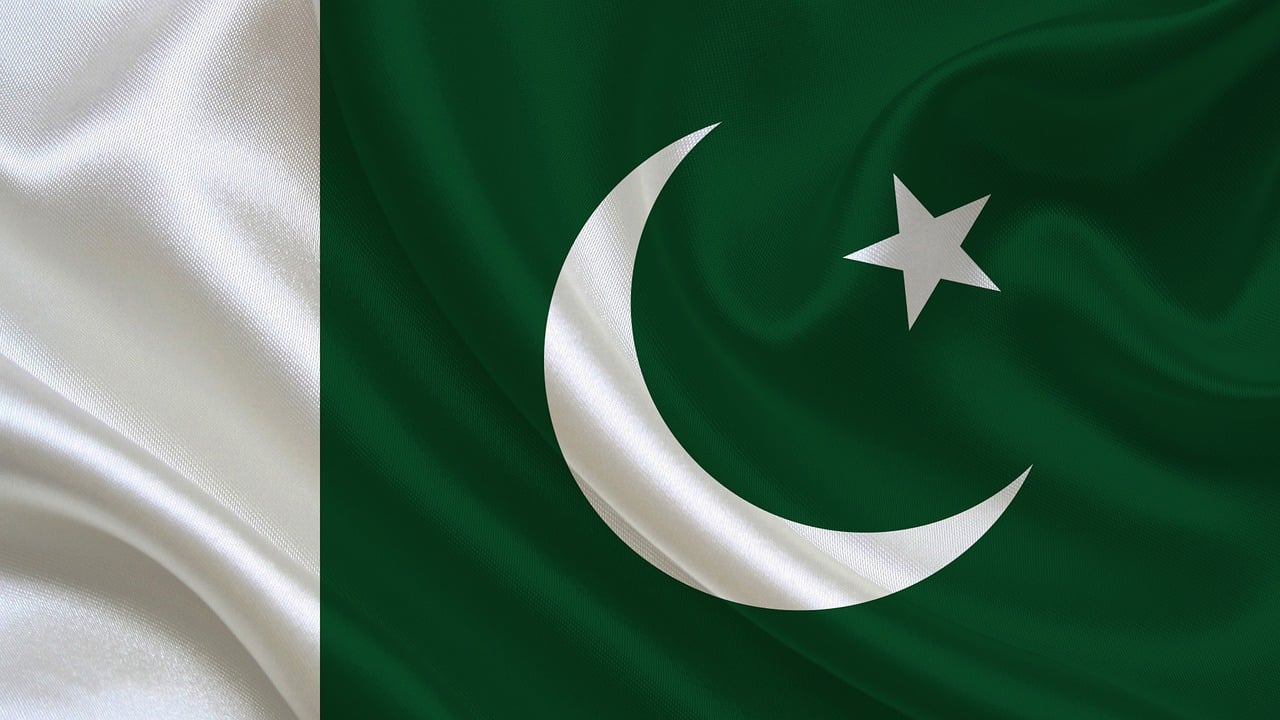 Flag of Pakistan (photo credit: 30726203 via pixabay)