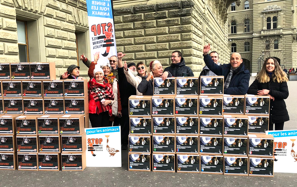 Signature collection for the two popular initiatives (photo credit: pelz-initiative.ch)