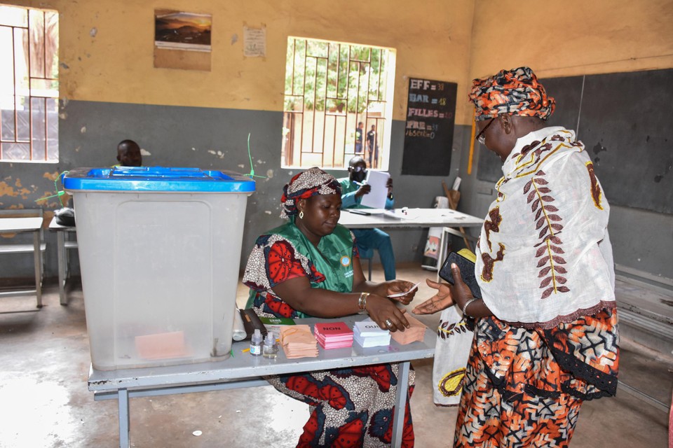 Voting in the referendum on 18 June 2023 (photo credit: EPA-EFE) Voting in the referendum on 18 June 2023 (photo credit: EPA-EFE)