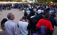 لاجئون بانتظار تلقي المساعدات في برلين (أ ف ب)