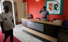 A soldier at the Ivorian Electoral Commission salutes a visitor (photo credit: RFI)