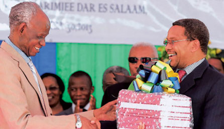 Former Tanzania President Jakaya Kikwete receives the second draft constitution from Constitutional Review Commission chairman Joseph Warioba (photo credit: Emanuel Herman) Former Tanzania President Jakaya Kikwete receives the second draft constitution from Constitutional Review Commission chairman Joseph Warioba (photo credit: Emanuel Herman)