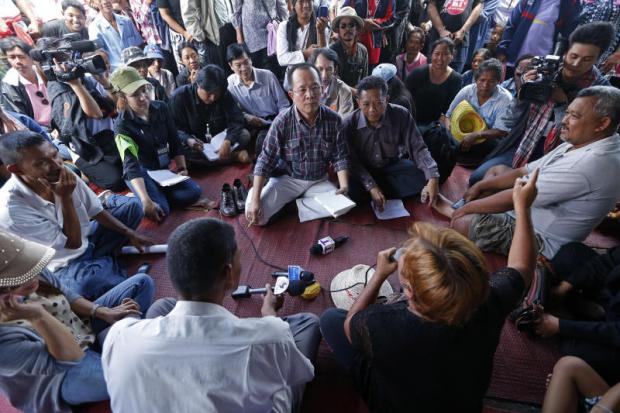 Human rights commissioner Niran Pitakwatchara listens to the grievances of farmers (photo credit: Bangkok Post) Human rights commissioner Niran Pitakwatchara listens to the grievances of farmers (photo credit: Bangkok Post)