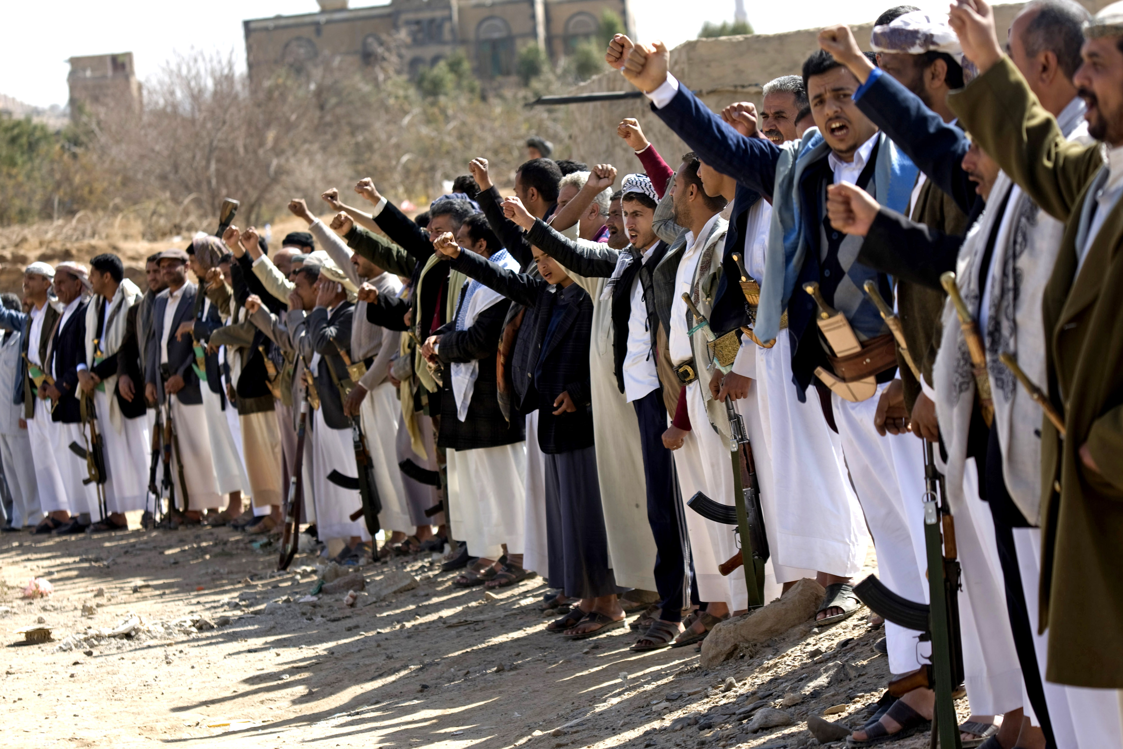 Houthi Shiite Yemeni chant slogans during clashes near the presidential palace in Sanaa, Yemen, 19 January 2015 (photo credit: AP) Houthi Shiite Yemeni chant slogans during clashes near the presidential palace in Sanaa, Yemen, 19 January 2015 (photo credit: AP)